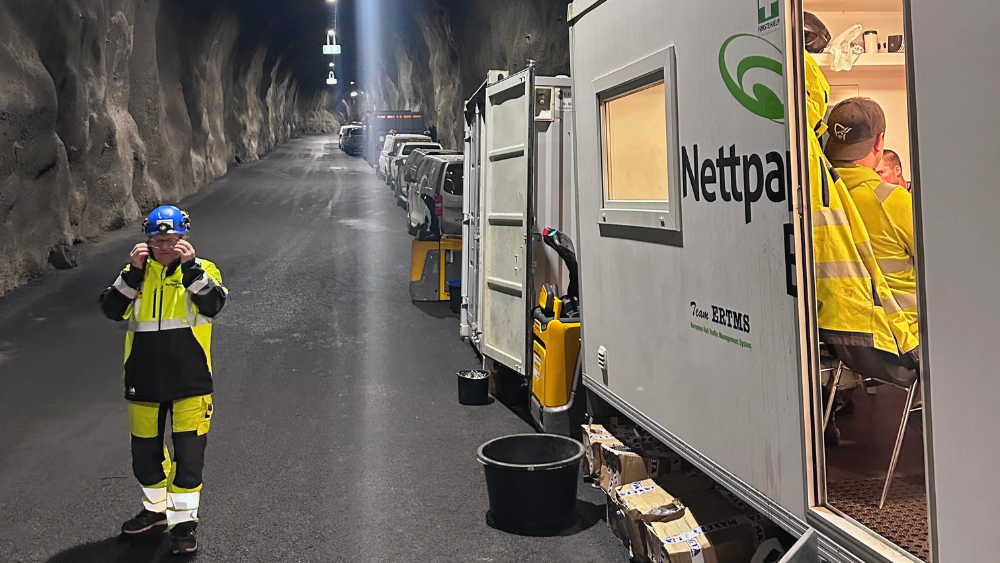 Medarbeidere i Nettpartner Bane tar pause i en brakkeløsning inne i en tunnel.